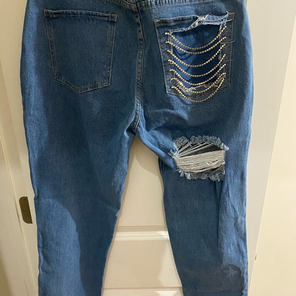 Beautiful mom jeans with bling back pocket detail